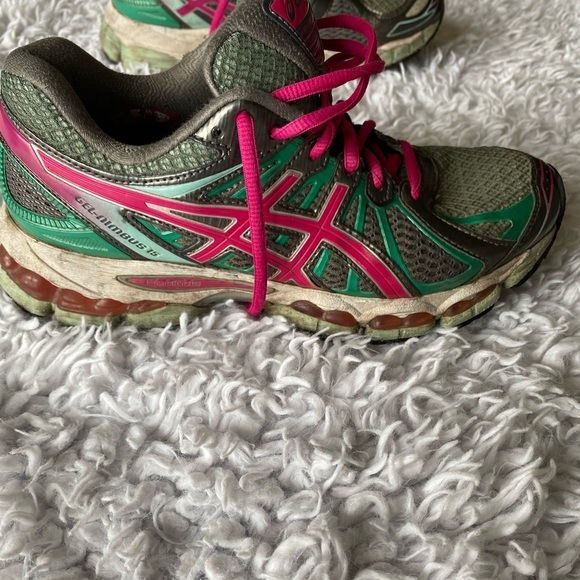 ASIC running shoe - Picture 2 of 3